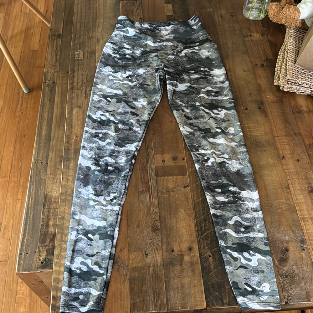 Onzie Size S/M camo leggings